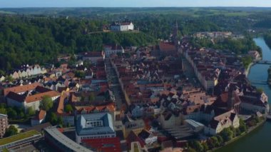 Almanya 'daki Landshut şehrinin hava görüntüsü, Bavyera güneşli bir bahar günü Coronavirus tecridi sırasında.