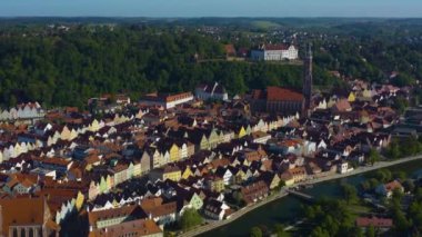 Almanya 'daki Landshut şehrinin hava görüntüsü, Bavyera güneşli bir bahar günü Coronavirus tecridi sırasında.