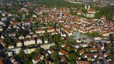 Almanya 'da Freising şehrinin hava görüntüsü, güneşli bir bahar gününde Coronavirus tecridi sırasında Bavyera.