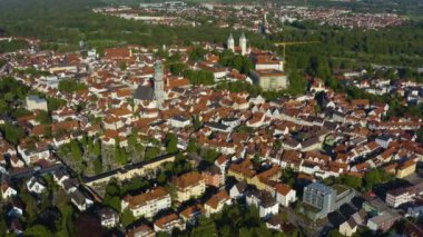 Almanya 'da Freising şehrinin hava görüntüsü, güneşli bir bahar gününde Coronavirus tecridi sırasında Bavyera.