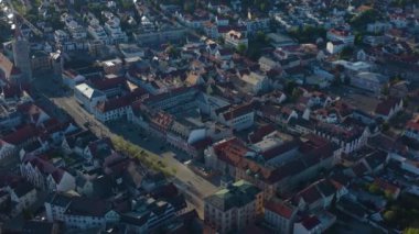 Pfaffenhofen an der Ilm in Germany şehrinin hava görüntüsü, güneşli bir bahar gününde Coronavirus tecridi sırasında Bavyera.
