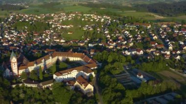 Almanya 'daki Scheyern Manastırı ve şehrin havadan görünüşü, güneşli bir bahar gününde Coronavirus' un kilitlenmesi sırasında Bavyera.
