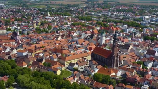 Luftaufnahme der Stadt Straubing in Bayern an einem sonnigen Frühlingstag während der Coronavirus-Sperrung.