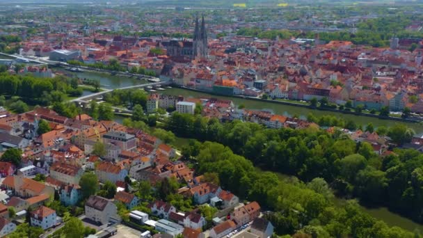 德国雷根斯堡市的空中景观 巴伐利亚 一个阳光明媚的春日 在科罗纳维勒斯封锁期间 — 图库视频影像