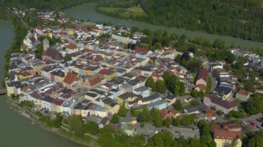 Güneşli bir bahar gününde Almanya 'da Wasserburg am Inn' in hava manzarası Coronavirus tecridi sırasında.