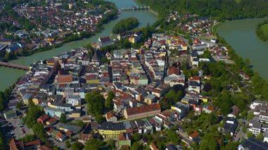 Güneşli bir bahar gününde Almanya 'da Wasserburg am Inn' in hava manzarası Coronavirus tecridi sırasında.