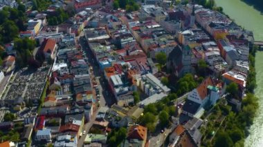 Güneşli bir bahar gününde Almanya 'da Wasserburg am Inn' in hava manzarası Coronavirus tecridi sırasında.