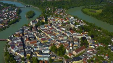 Güneşli bir bahar gününde Almanya 'da Wasserburg am Inn' in hava manzarası Coronavirus tecridi sırasında.