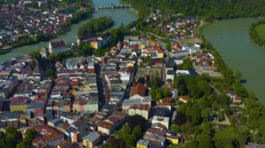 Güneşli bir bahar gününde Almanya 'da Wasserburg am Inn' in hava manzarası Coronavirus tecridi sırasında.