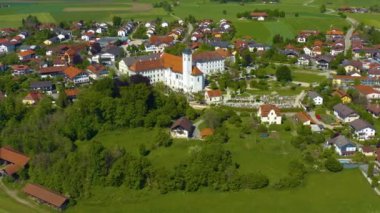 Manastır ve köy Rott am Inn in Almanya 'nın havadan görünüşü, güneşli bir bahar gününde Coronavirus karantinası sırasında.