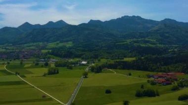 Weisham, Bernau am Chiemsee, Almanya, Bavyera çevresindeki hava manzarası güneşli bir bahar günü.