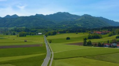 Weisham, Bernau am Chiemsee, Almanya, Bavyera çevresindeki hava manzarası güneşli bir bahar günü.
