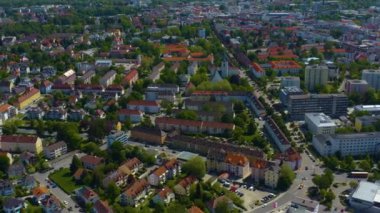 Almanya 'da Rosenheim şehrinin hava görüntüsü, Bavyera güneşli bir bahar gününde koronavirüs kilitlenmesi sırasında.