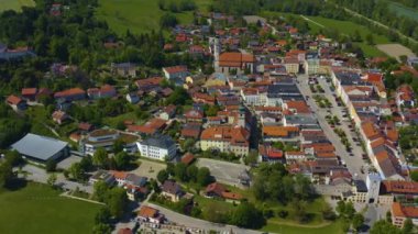 Almanya 'da Tittmoning şehrinin havadan görünüşü, Bavyera güneşli bir bahar gününde koronavirüs kilitlenmesi sırasında.