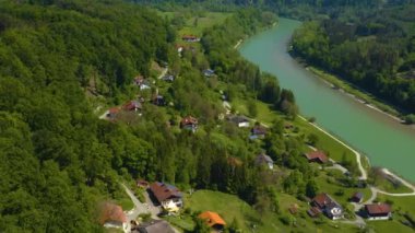 Almanya 'da Salzach nehrinin yanındaki köy etrafındaki hava manzarası güneşli bir bahar gününde Bavyera.