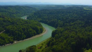 Almanya 'da Salzach nehrinin yanındaki köy etrafındaki hava manzarası güneşli bir bahar gününde Bavyera.