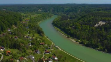 Almanya 'da Salzach nehrinin yanındaki köy etrafındaki hava manzarası güneşli bir bahar gününde Bavyera.