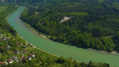 Almanya 'da Salzach nehrinin yanındaki köy etrafındaki hava manzarası güneşli bir bahar gününde Bavyera.
