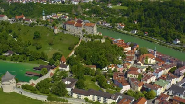 Luftaufnahme Der Stadt Burghausen Bayern Einem Sonnigen Frühlingstag Während Der — Stockvideo