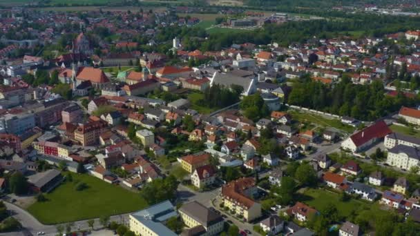 Almanya Daki Altoetting Şehrinin Hava Görüntüsü Bavyera Güneşli Bir Ilkbahar — Stok video