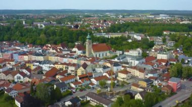 Almanya 'da Muhldorf şehrinin havadan görünüşü, Bavyera güneşli bir bahar gününde koronavirüs kilitlenmesi sırasında.