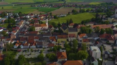 Almanya 'nın Oberbayern kentindeki Haag kentinin havadan görüntüsü, güneşli bir bahar günü, koronavirüs kilitlenmesi sırasında Bavyera.