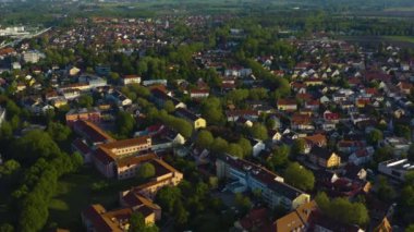 Almanya 'daki Dachau şehrinin havadan görünüşü, Bavyera güneşli bir bahar gününde koronavirüs kilitlenmesi sırasında.
