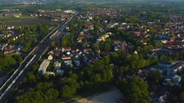 Almanya 'daki Dachau şehrinin havadan görünüşü, Bavyera güneşli bir bahar gününde koronavirüs kilitlenmesi sırasında.