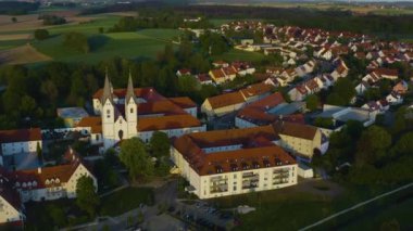 Almanya 'daki Markt Indersdorf şehrinin hava görüntüsü, Bavyera güneşli bir ilkbahar gününde koronavirüs kilitlenmesi sırasında.