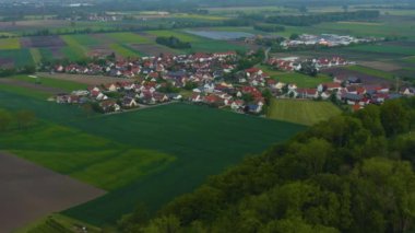 Almanya 'da Rehling Kalesi ve Scherneck Kalesi' nin havadan görünüşü, güneşli bir bahar gününde Coronavirus 'un kilitlenmesi sırasında Bavyera.