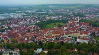 Donauworth şehrinin Almanya 'daki havadan görünüşü, Bavyera güneşli bir ilkbahar gününde koronavirüs kilitlenmesi sırasında.