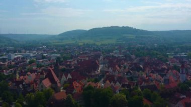 Almanya Bayern 'deki Weissenburg şehrinin hava görüntüsü, güneşli bir bahar gününde Coronavirus' un kilitlenmesi sırasında Bavyera.