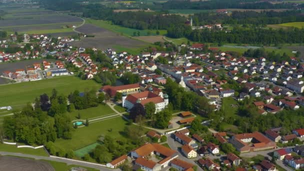 Luftaufnahme der Stadt Tüßling in Bayern an einem sonnigen Frühlingstag während der Coronavirus-Sperrung.