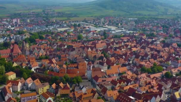 バイエルン州のバイエルン州の都市Weissenburgの空中ビューコロナウイルスのロックダウン中の晴れた春の日 — ストック動画