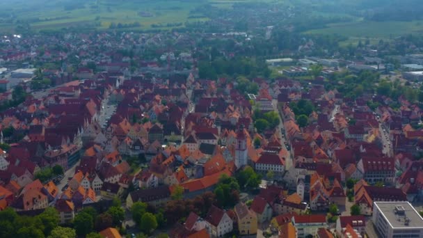 バイエルン州のバイエルン州の都市Weissenburgの空中ビューコロナウイルスのロックダウン中の晴れた春の日 — ストック動画