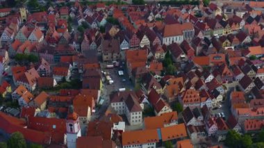 Almanya Bayern 'deki Weissenburg şehrinin hava görüntüsü, güneşli bir bahar gününde Coronavirus' un kilitlenmesi sırasında Bavyera.