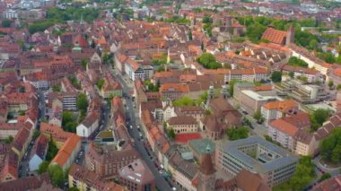 Almanya 'daki Nuremberg kentinin hava görüntüsü, Bavyera güneşli bir bahar gününde koronavirüs kilitlenmesi sırasında.