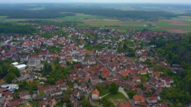 Almanya 'da Cadolzburg şehrinin hava görüntüsü, Bavyera güneşli bir bahar gününde Coronavirus kilitlemesi sırasında.