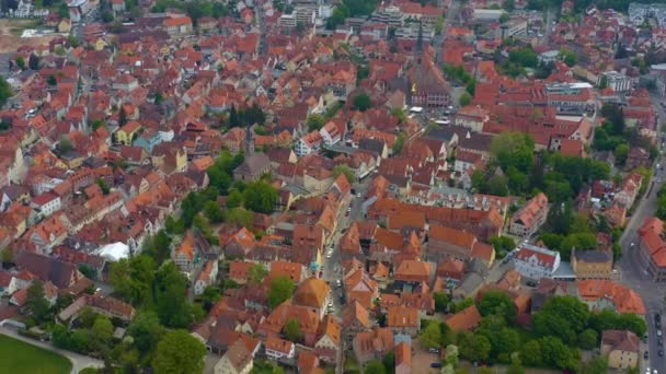 Luftaufnahme der Stadt Schwabach in Bayern an einem sonnigen Frühlingstag während der Coronavirus-Sperrung.