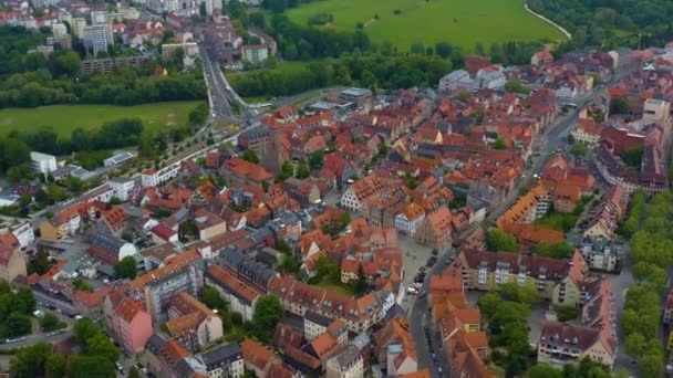 ドイツの都市フェアの空中ビュー コロナウイルスのロックダウン中の晴れた春の日にバイエルン州 — ストック動画