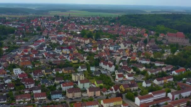 Luftaufnahme der Stadt Cadolzburg in Bayern an einem sonnigen Frühlingstag während der Coronavirus-Sperrung.