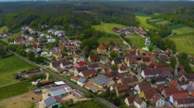Almanya 'da Laubendorf şehrinin havadan görünüşü, Bavyera güneşli bir bahar gününde koronavirüs kilitlenmesi sırasında.