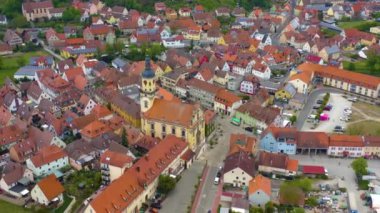 Almanya 'daki Wilhermsdorf şehrinin hava görüntüsü, Bavyera güneşli bir bahar gününde koronavirüs kilitlenmesi sırasında.