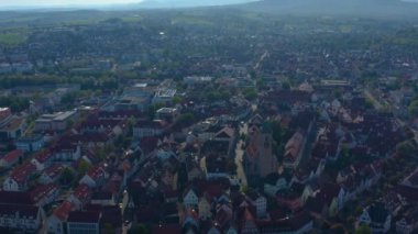 Güneşli bir bahar gününde koronavirüs kilitlenmesi sırasında Almanya 'nın Nuertingen kentinin havadan görünüşü.