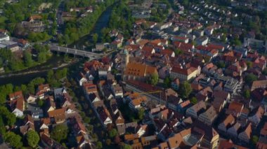 Güneşli bir bahar gününde koronavirüs kilitlenmesi sırasında Almanya 'nın Nuertingen kentinin havadan görünüşü.