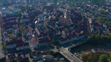 Güneşli bir bahar gününde koronavirüs kilitlenmesi sırasında Almanya 'nın Nuertingen kentinin havadan görünüşü.