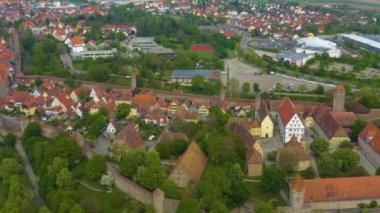 Almanya 'da Rothenburg ob der Tauber şehrinin hava görüntüsü, güneşli bir bahar gününde Coronavirus' un kilitlenmesi sırasında Bavyera.