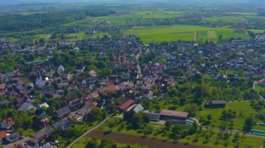 Coronavirus kilitlemesi sırasında güneşli bir bahar gününde Almanya 'daki Aichelberg kentinin hava görüntüsü.