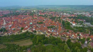 Almanya 'da Rothenburg ob der Tauber şehrinin hava görüntüsü, güneşli bir bahar gününde Coronavirus' un kilitlenmesi sırasında Bavyera.