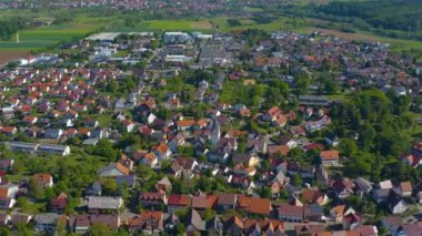 Coronavirus kilitlemesi sırasında güneşli bir bahar gününde Almanya 'daki Aichelberg kentinin hava görüntüsü.